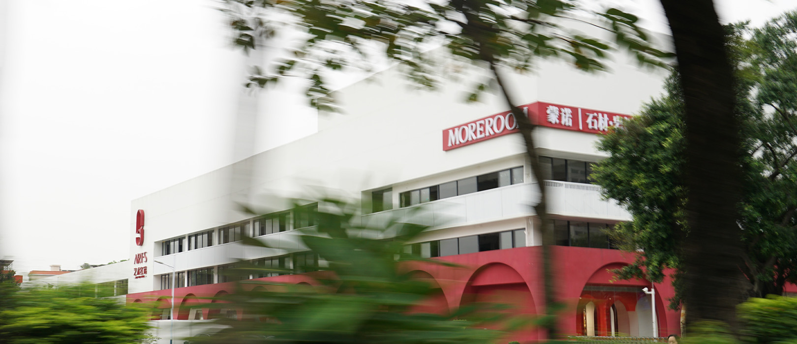 MOREROOM STONE large format tiles showroom and premium surface application